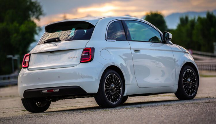 
						Культовий Fiat 500 повернувся із бензиновим двигуном (Фото)