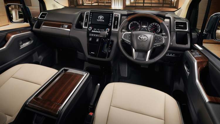 Toyota виводить на ринок новий розкішний мінівен (фото)
