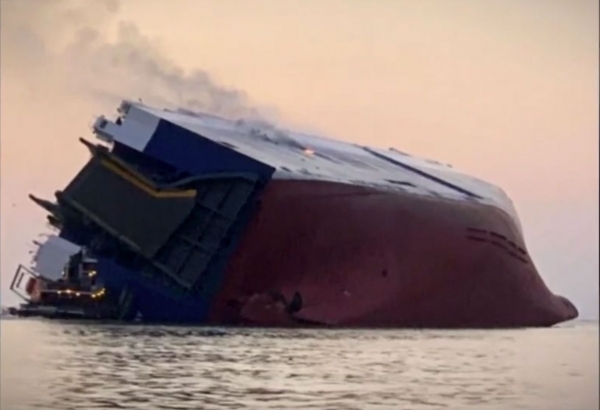 Wypadek statku transportowego – 4200 aut na zmarnowanie