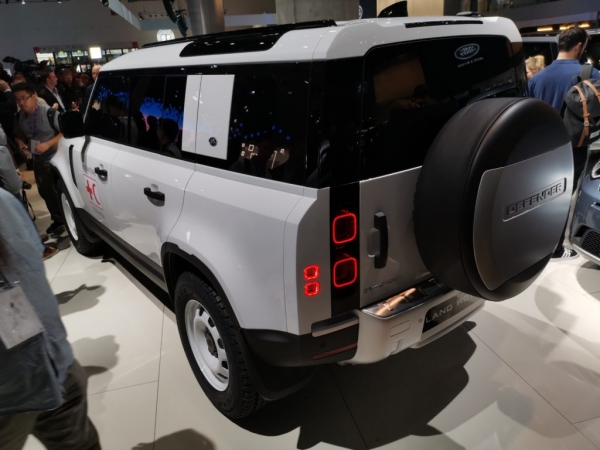 Land Rover zaprezentował nowego Defendera. Najlepsze w nim są stalowe felgi