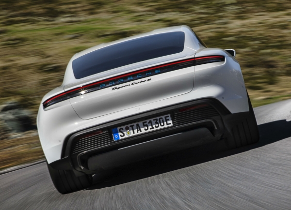Oto Porsche Taycan. 100 km/h osiąga w 2,8 s i ładuje się na 100 kilometrów w 5 minut