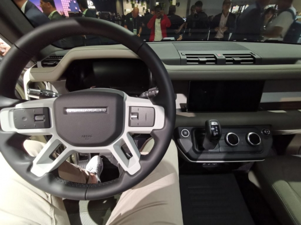 Land Rover zaprezentował nowego Defendera. Najlepsze w nim są stalowe felgi