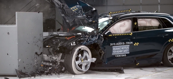 Tesla Model 3 i Audi e-tron roztrzaskane w testach zderzeniowych. Zaliczyły śpiewająco