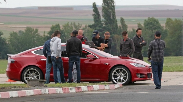 Presja rośnie. Tesla musi wygrać na Nurburgringu z Taycanem. Oto jak chcą to zrobić