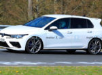 Новый Volkswagen Golf R заметили на испытаниях почти без камуфляжа (фото)