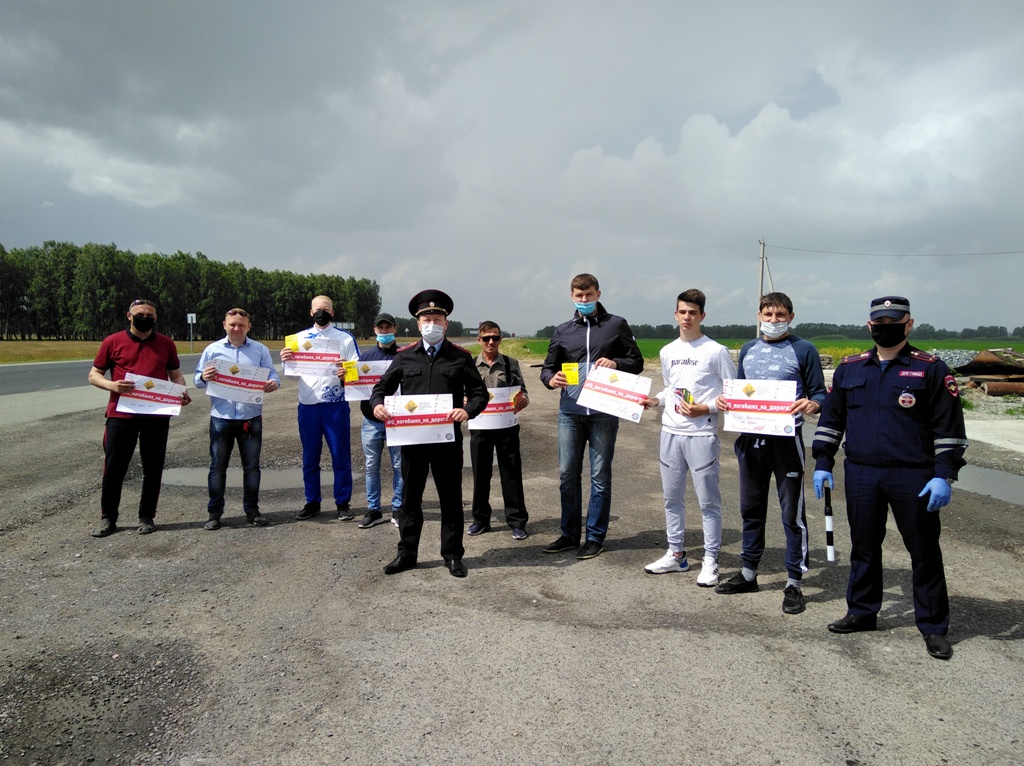 Активисты молодежного спорта на тюменской трассе  проголосовали за жизнь на дорогах 