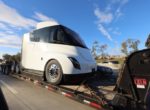 Заметили новый прототип беспилотной електровантаживкы Tesla Semi (Фото)