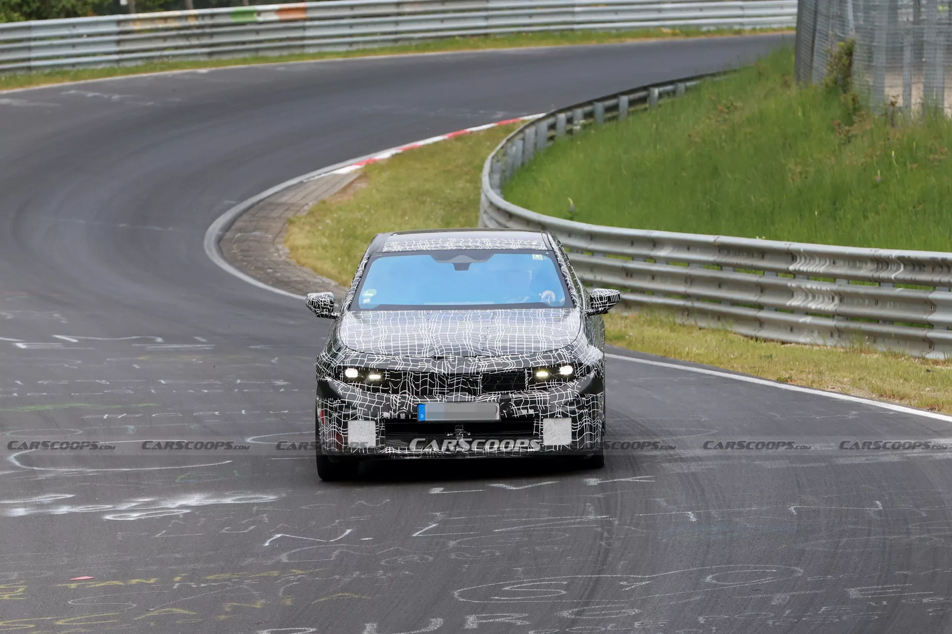 
						M340i йде: BMW представляє оновлений M350 з 420 силами (фото)