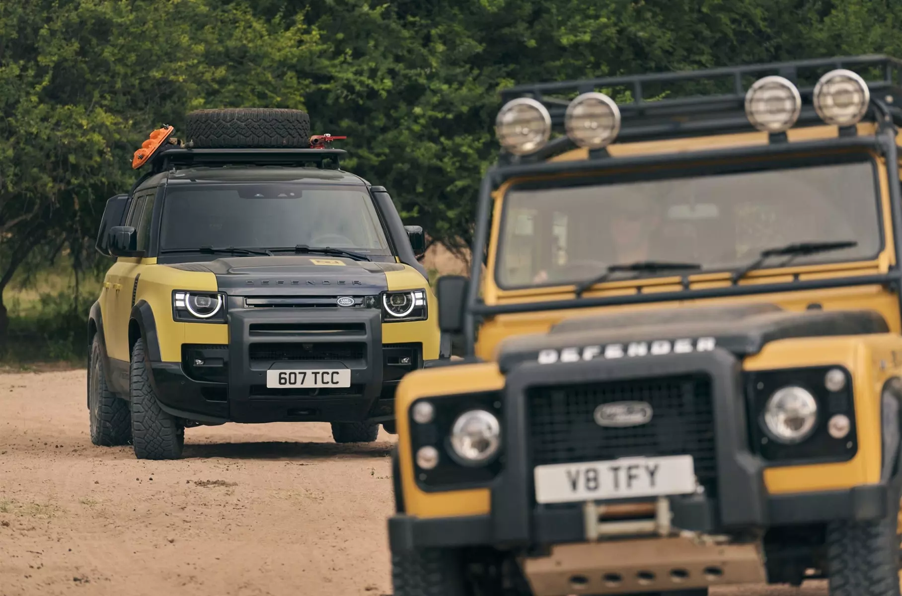 
						Land Rover Defender отримав версію у стилі Camel Trophy