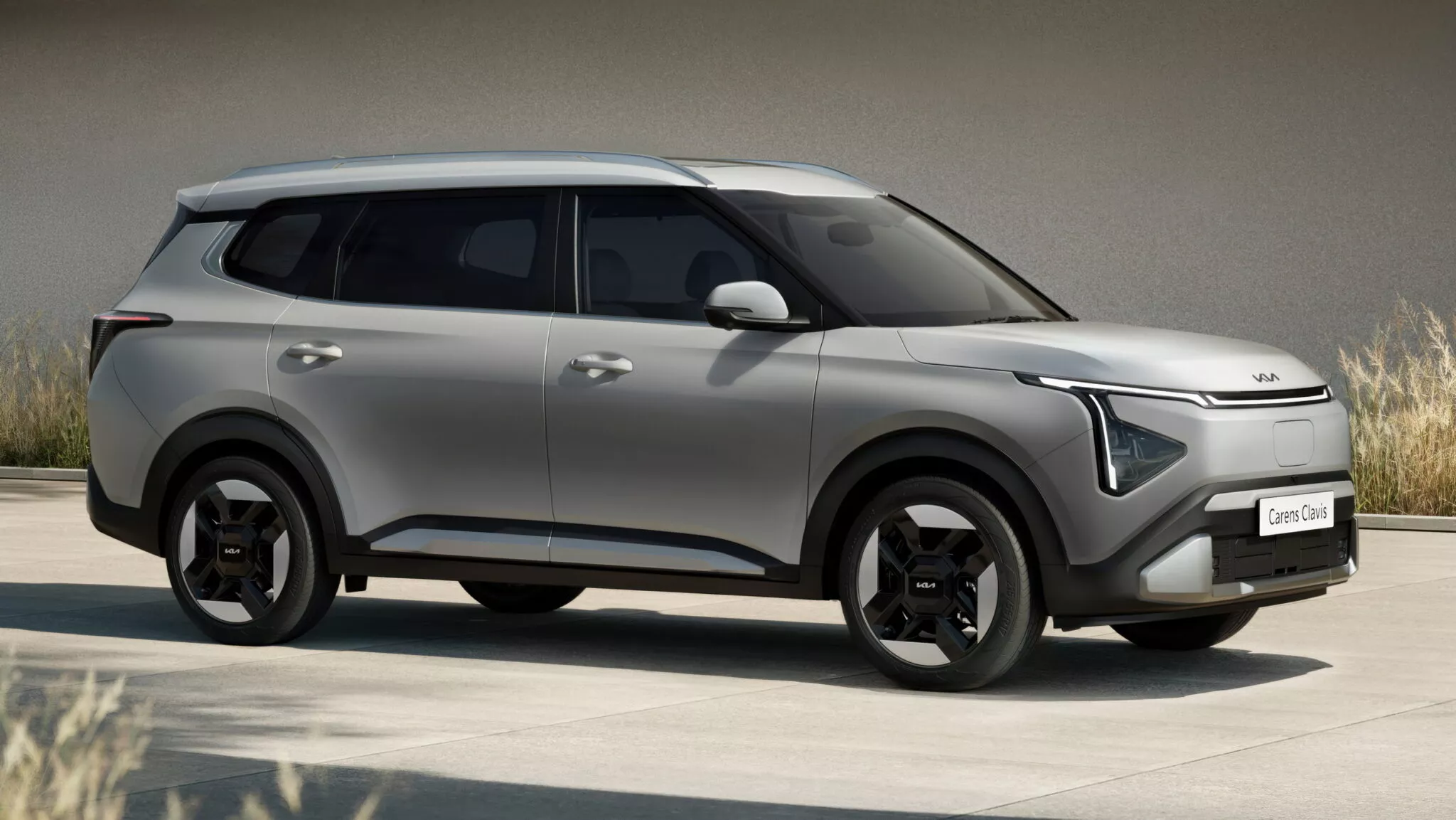 
						Kia представила електроверсію мінівену Carens Clavis