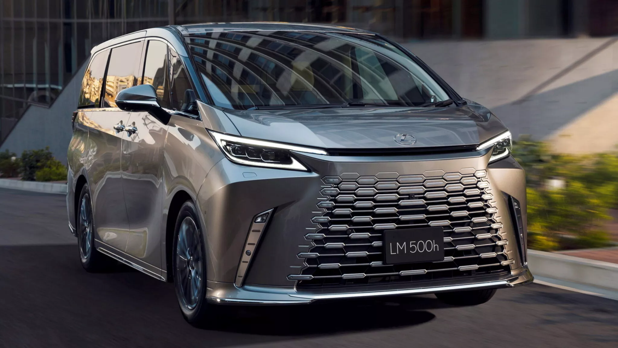 
						Lexus представив оновлений мінівен LM500h