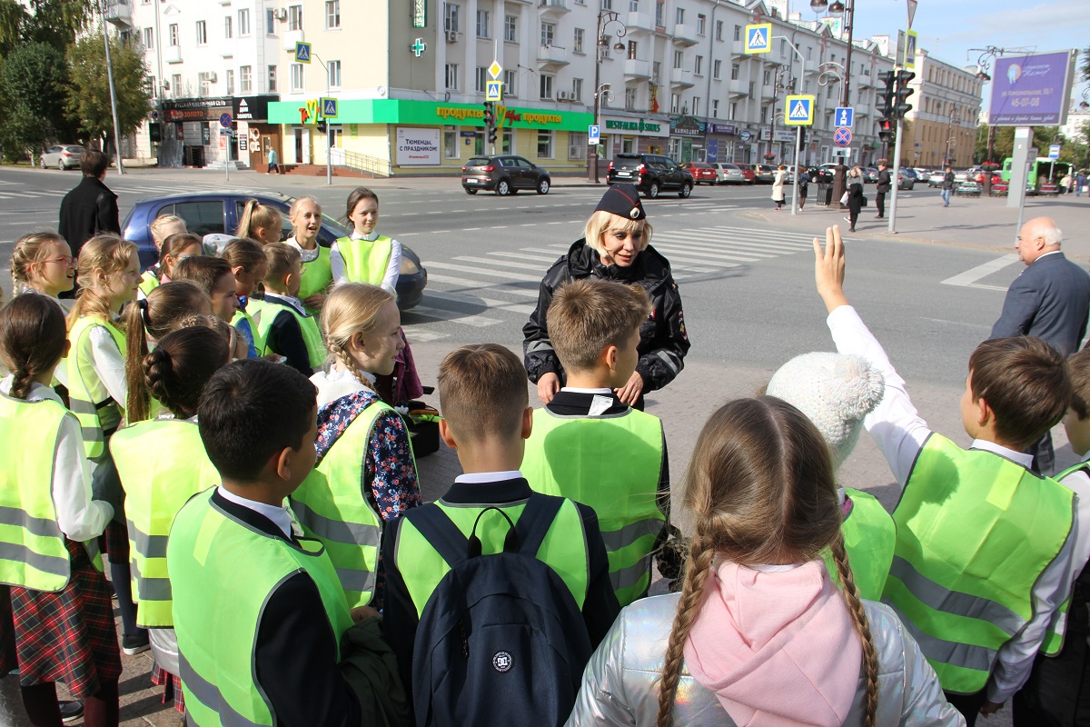 Практические уроки с моделированием опасных ситуаций на пешеходных переходах проходят в тюменских школах
