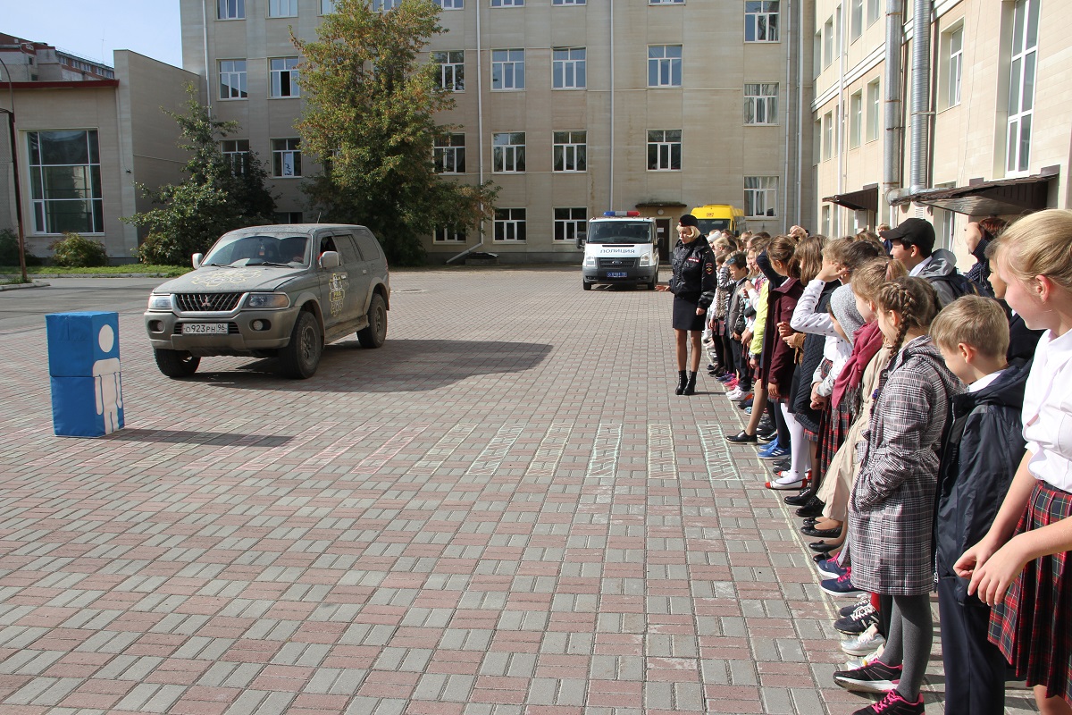 Практические уроки с моделированием опасных ситуаций на пешеходных переходах проходят в тюменских школах